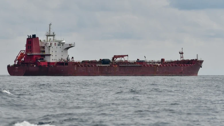 Peterburi lähedal hakkas tanker pärast plahvatusi uppuma, võimud teatasid ammoniaagi lekkest